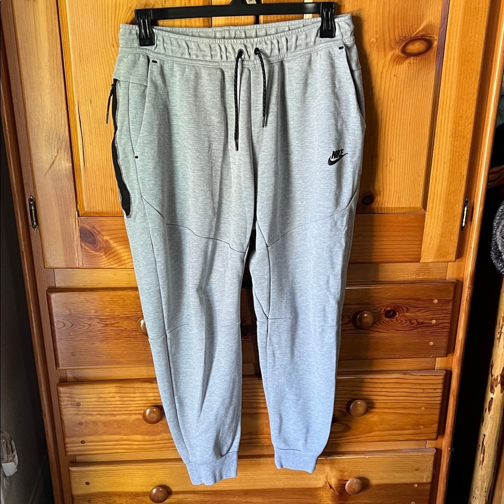 Nike Men's Light Gray Sweatpants with Black Accents